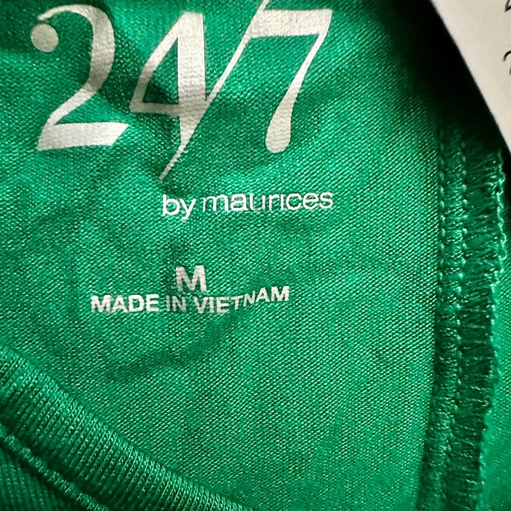 Kelly green Maurice’s 24/7 t-shirt, new with tags! - Picture 3 of 6
